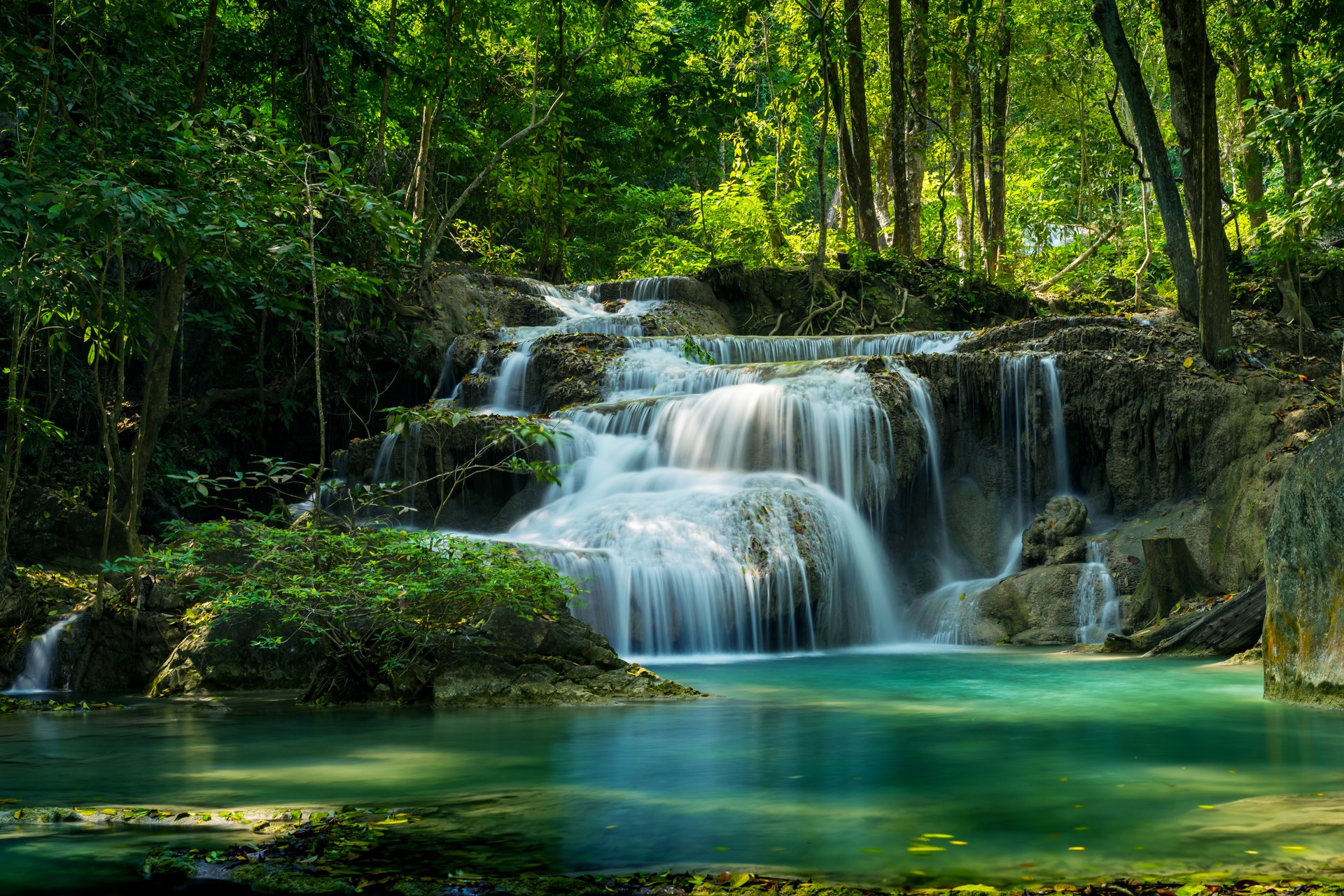 Cascada de bosque profundo en Tailandia. Parque Nacional de la cascada de Erawan Kanjanaburi Tailandia.